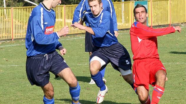  Třebíčský útočník Emil Pospíchal (v červeném) se ocitl v několika slibných pozicích, ale v koncovce neuspěl. Třebíč to nakonec trápit nemuselo, protože v poslední minutě zaúřadoval kapitán Ivo Koníř. Rozhodl krásnou střelou z přímého kopu.