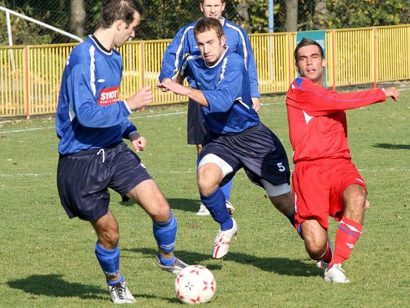  Třebíčský útočník Emil Pospíchal (v červeném) se ocitl v několika slibných pozicích, ale v koncovce neuspěl. Třebíč to nakonec trápit nemuselo, protože v poslední minutě zaúřadoval kapitán Ivo Koníř. Rozhodl krásnou střelou z přímého kopu.