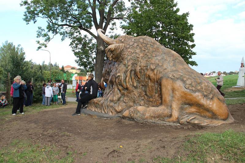 Odhalení sochy Zubra v Bystřici nad Pernštejnem.