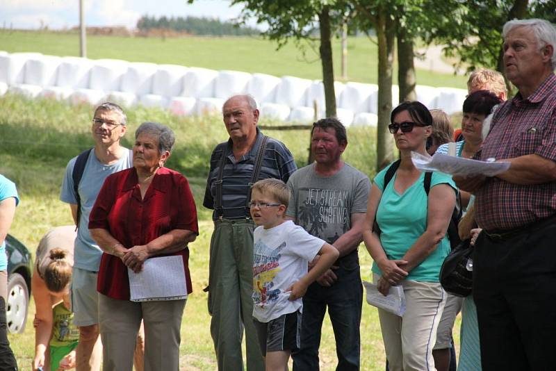 U Habří byl obnoven a požehnán dřevěný kříž.