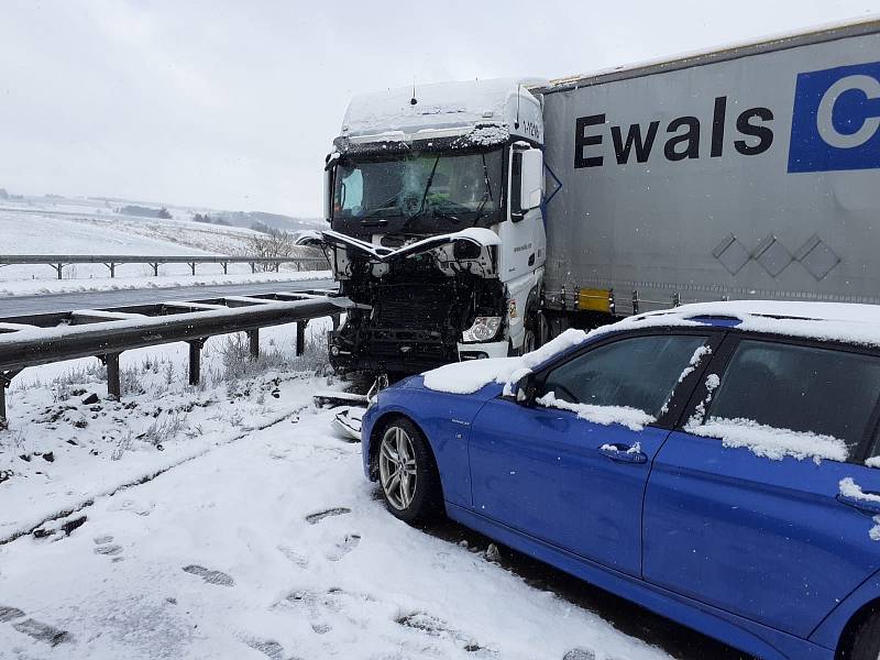 Hromadná nehoda osmi kamionů a tří osobních vozidel na dálnici D1 u Měřína.