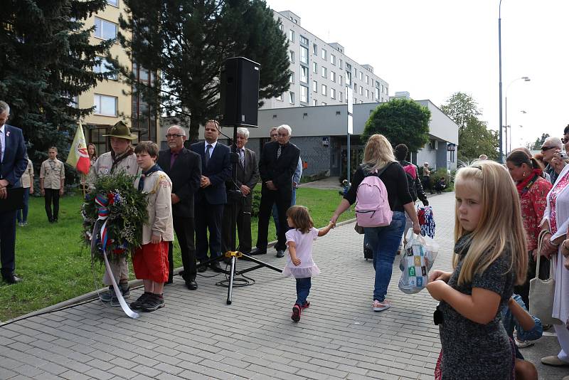 Slavnostního odhalení plastiky Lva od Vincence Makovského coby připomínky stého výročí vzniku Československé republiky se zúčastnily více než dvě stovky lidí.