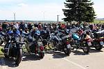 Při žehnání strojů a modlitbě za všechny účastníky silničního provozu se motorkáři ve Velké Bíteši setkali už po jedenácté.