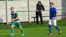 Fotbalisté Nové Vsi (v modrých dresech) smetli ve středečním semifinále Krajského poháru Vysočiny Kamenici nad Lipou (v zelenobílém) vysoko 7:0.