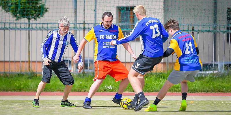 Po prvním kole nadstavby Žďárské ligy malé kopané šli v elitní soutěži do bodového trháku fotbalisté Benjaminu. Na čele tabulky mají náskok tří bodů.