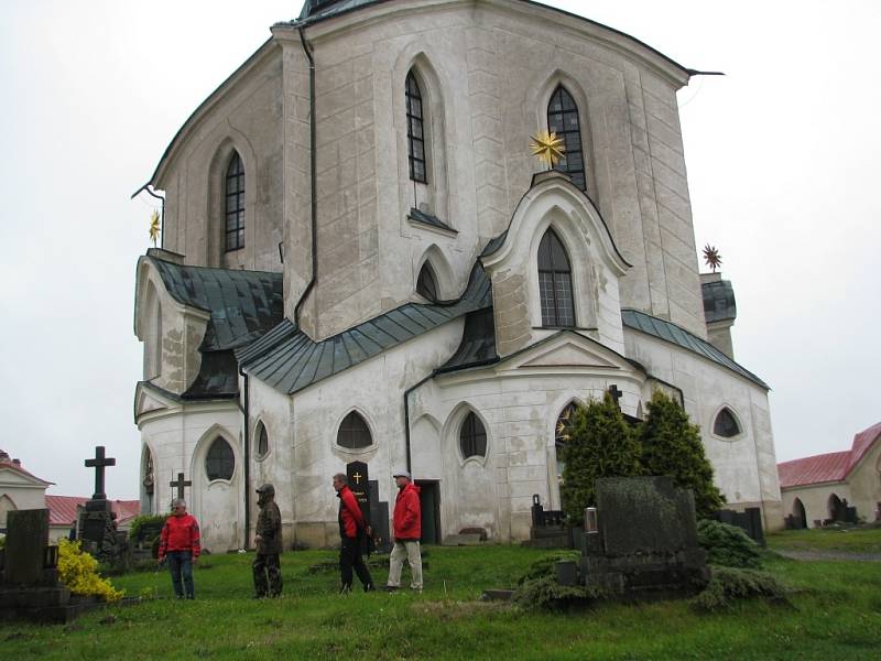 Většina návštěvníků Zelené hory dala v neděli dopoledne přednost některé ze mší v poutním kostele svatého Jana Nepomuckého, méně si jich v drobném dešti prohlíželo exteriér památky zapsané na seznamu UNESCO.