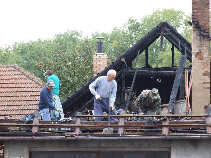 Blesk zapálil stodolu v Radostíně nad Oslavou na Žďársku. 