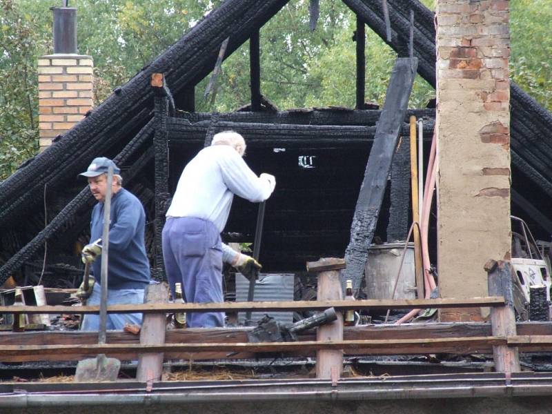 Hmotná škoda na budově je minimálně půl milionu korun.