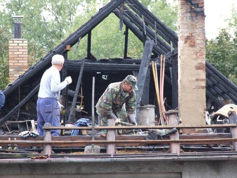 Torzo střechy hospodářského stavení v Radostíně nad Oslavou.