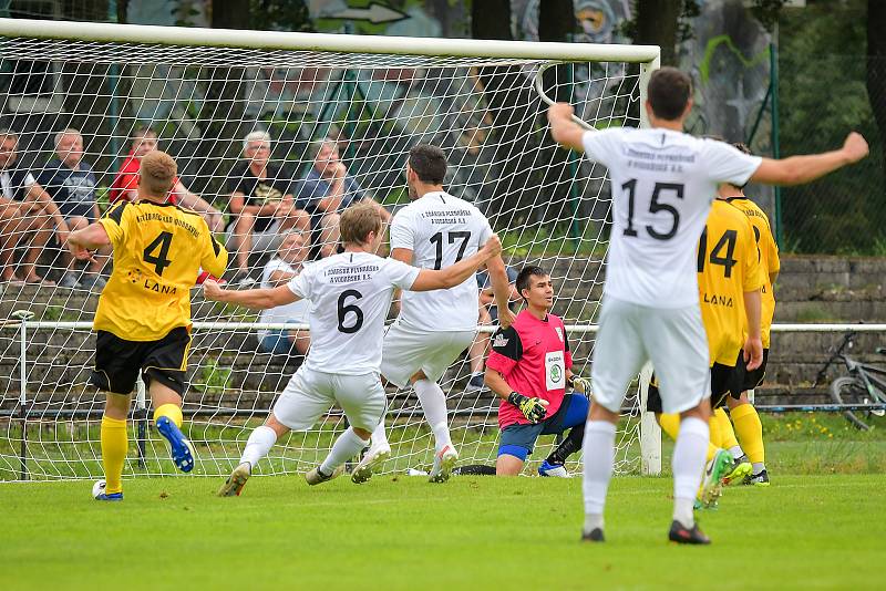 Divizní krajské derby mezi fotbalisty Žďáru nad Sázavou (v bílém) a Ždírce nad Doubravou (ve žlutočerném) rozhodla až závěrečná čtvrthodina. Žďár vyhrál 2:0.