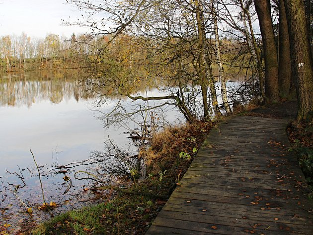 Stezka kolem rybníka během let zchátrala, čeká ji revitalizace