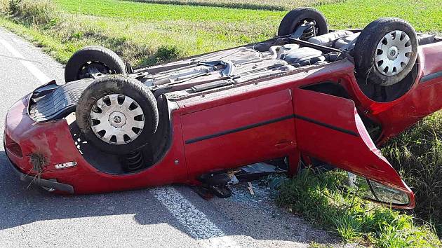 Střet nákladního a osobního vozidla skončil zraněním řidičky osobáku