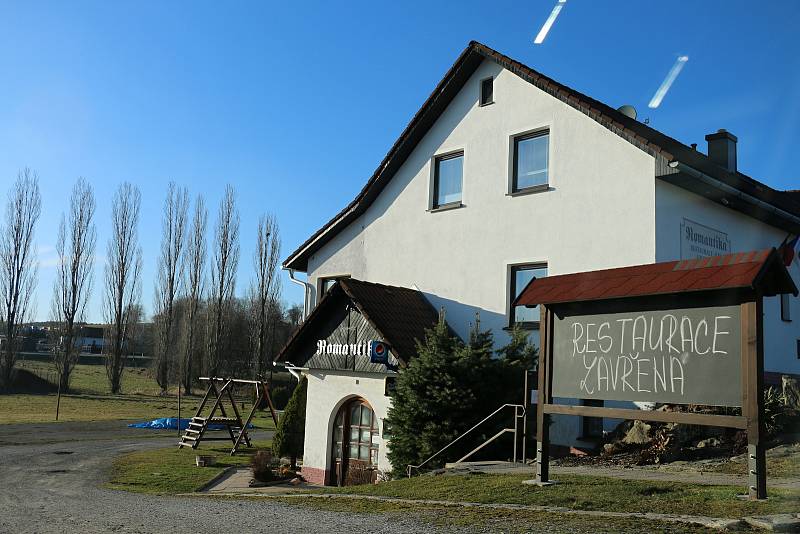 Restaurace a obchody hlásí ZAVŘENO. Města jsou prázdná.