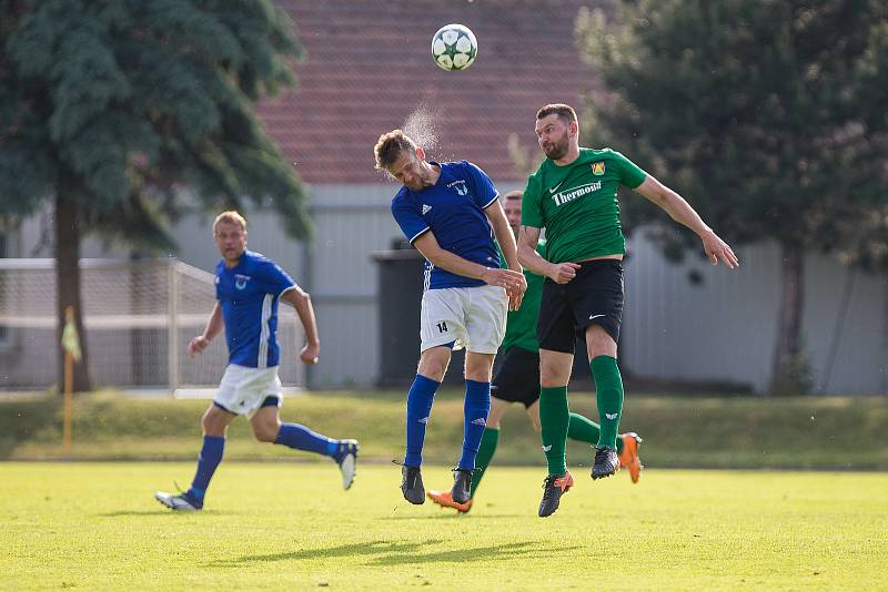 Ve finálovém klání letošního ročníku krajského poháru Vysočiny zdolali fotbalisté Nové Vsi (v modrých dresech) Rapotice (v zeleném) vysoko 6:2.