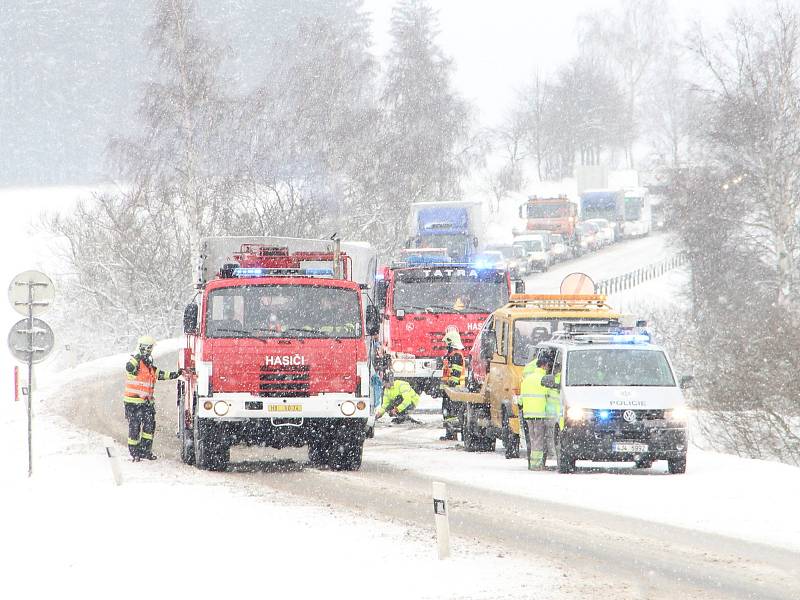 Nejvážnější dopravní nehoda se stala v pondělí ve 12:28 hodin na silnici u obce Škrdlovice na Žďársku. Jednalo se o čelní střet dvou vozidel.