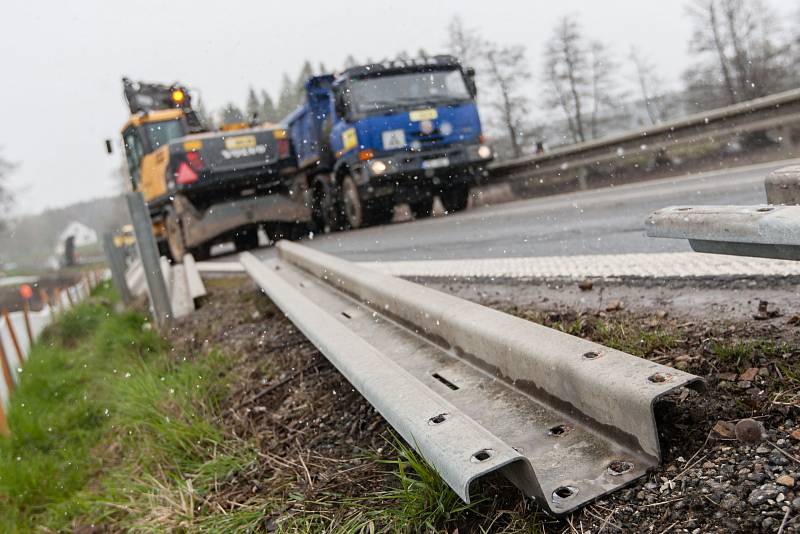 Na silnici 38 okolo obce Sklené nad Oslavou byla 19.4. 2017 zahájena stavba obchvatu.