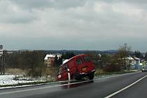 Náledí trápí ráno ve středu 19. dubna řidiče na Žďársku. Silnice v okrese Žďár nad Sázavou jsou po nočním sněžení kluzké.