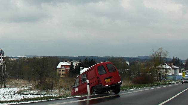 Náledí trápí ráno ve středu 19. dubna řidiče na Žďársku. Silnice v okrese Žďár nad Sázavou jsou po nočním sněžení kluzké.