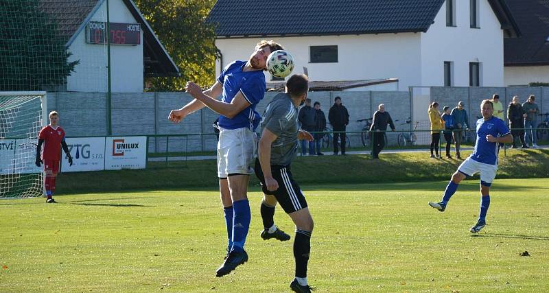 Ve šlágru 13. kola krajského přeboru Vysočiny zvítězili fotbalisté juniorky Nového Města (v šedých dresech) na hřišti Nové Vsi (v modrobílém) 3:0.