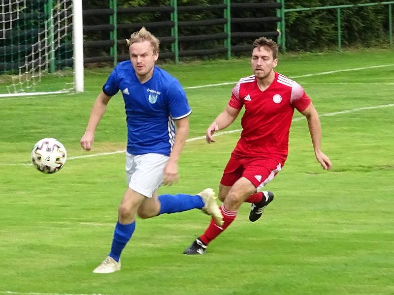 Ve třetím kole letošního ročníku krajského přeboru si fotbalisté Nové Vsi (v modrých dresech) a HFK Třebíč (v červeném) body po remíze 2:2 rozdělili.