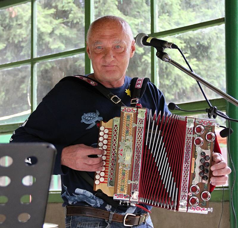 Na své si na akci přijdou milovníci harmonik a heligonek i náruživí tanečníci.