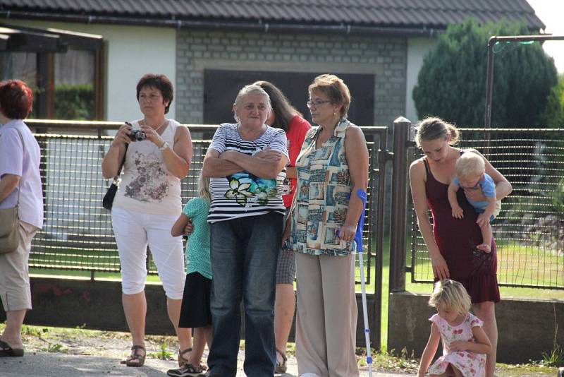 Rokytenští hasiči oslavili stopatnácté výročí. Oslavu zpestřil simulovaný zásah hasičských juniorů z Jam. Krásné půlkulaté „narozeniny“ členové místního i okolních sborů řádně zapili.