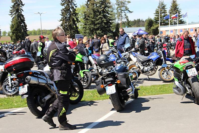 Při žehnání strojů a modlitbě za všechny účastníky silničního provozu se motorkáři ve Velké Bíteši setkali už po jedenácté.