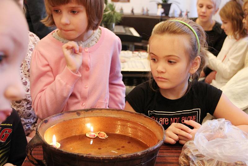 Sobotní program zahájilo vystoupení Tisíc andělů. V městském divadle zazpívali žáci žďárské základní školy Švermova. O první divadelní představení se postaralo Divadlo KUFR. Adéla Kratochvílová a Dáša Trávníková sehrály Vánoční hru aneb co andělé zvěstova