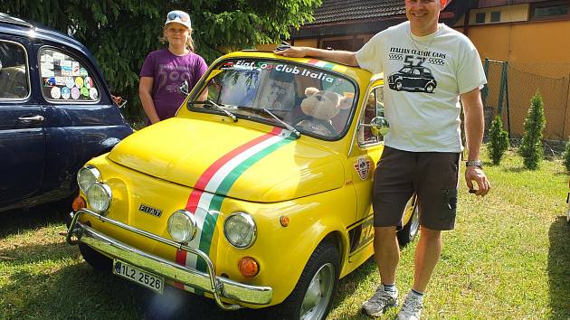 Marek Stránský z Liberce přijel do Svratky svým Fiatem 500 z roku 1971. Na snímku je i s desetiletou dcerou Karolínou, která mu s montováním aut také pomáhá.