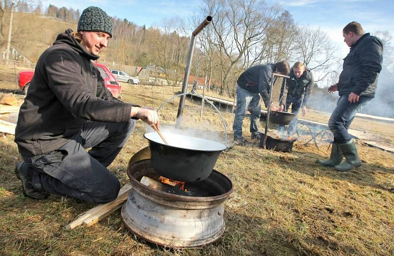 Malé gastronomické hody zpestřily sobotní program na sjezdovce v Novém Jimramově. Lidé mohli ochutnávat z pěti různých domácích gulášů, kteří místní kuchtíci připravovali z vlastních surovin a vařili v kotlících na otevřeném ohni přímo pod hlavním svahem.