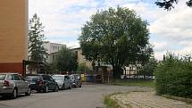 Dopravní situace před Základní školou Švermova není pro bezpečnost dětí právě ideální.