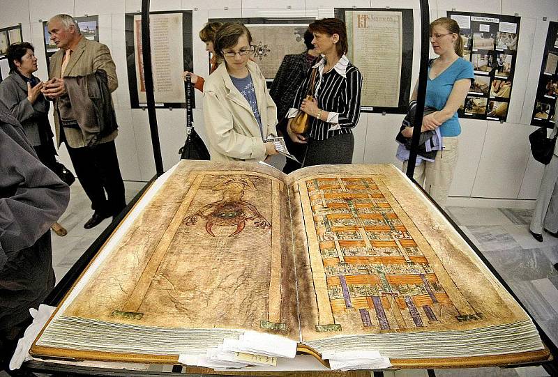 Napodobenina největší ručně psané knihy na světě Codex gigas je až do 23. května k vidění v prostorách Výstavní síně Staré radnice ve Žďáře nad Sázavou.