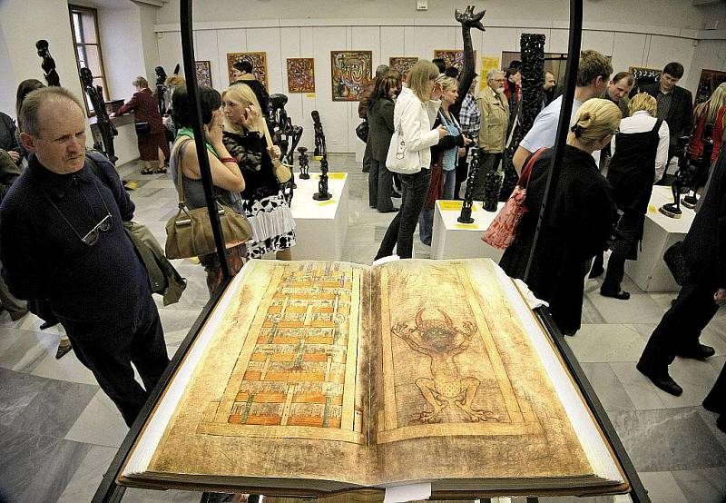 Napodobenina největší ručně psané knihy na světě Codex gigas je až do 23. května k vidění v prostorách Výstavní síně Staré radnice ve Žďáře nad Sázavou.