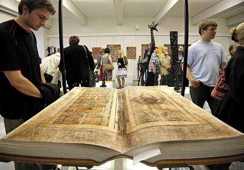 Napodobenina největší ručně psané knihy na světě Codex gigas je až do 23. května k vidění v prostorách Výstavní síně Staré radnice ve Žďáře nad Sázavou.