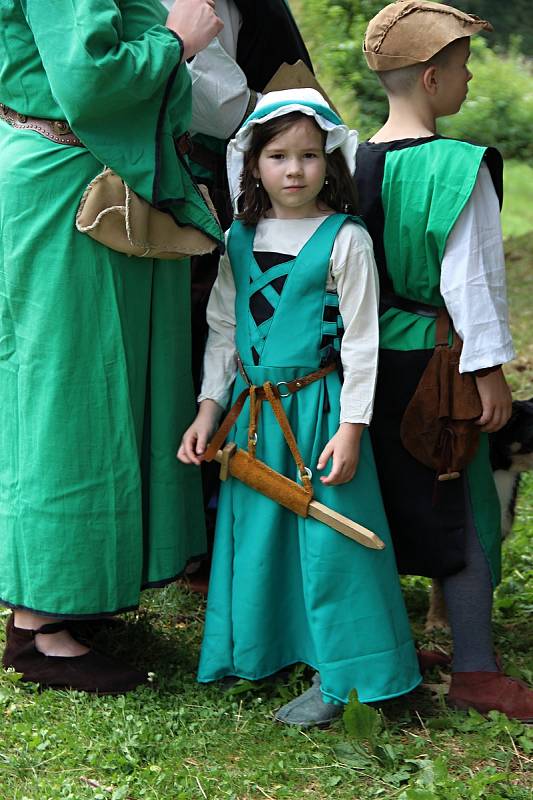 V sobotu pro veřejnost začal dvoudenní Festival historického šermu, hudby a tance pod zříceninou hradu Zubštejn v Pivonicích, místní části Bystřic nad Pernštejnem.