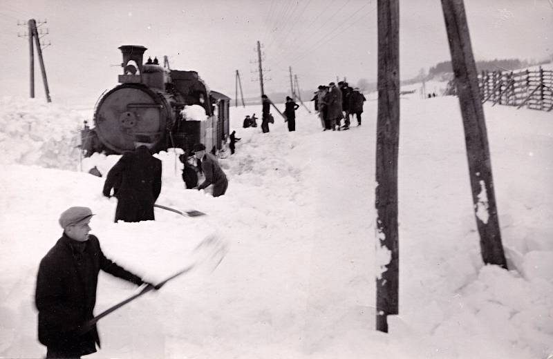 Vyprošťování zapadlé lokomotivy nedaleko Sázavy.