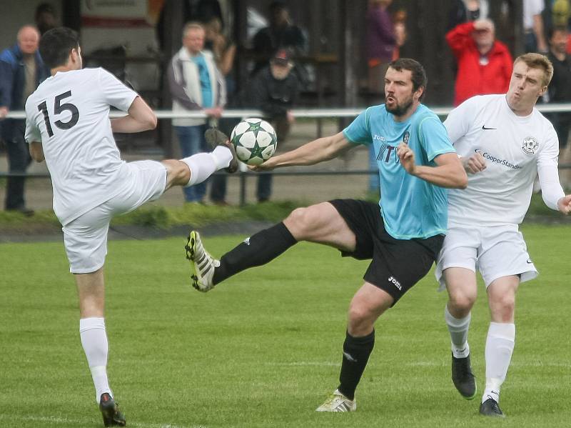 Pouťové derby mezi domácím Žďárem nad Sázavou (v bílém)  a Velkou Bíteší bylo rozhodnuté již po pětačtyřiceti minutách. FC Žďas vedl v poločase už 3:0, po změně stran pak přidal ještě další dvě branky.