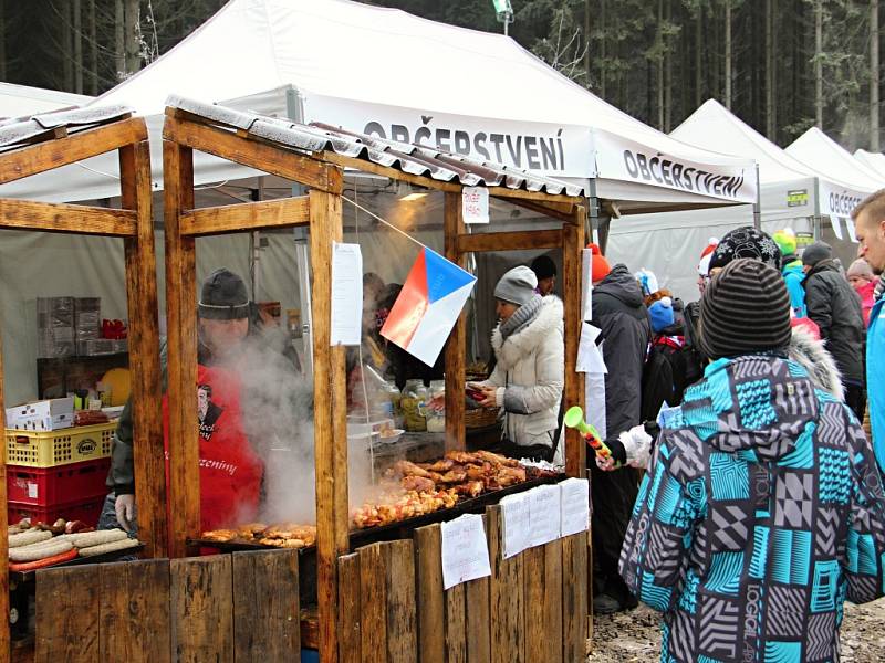 Biatlonoví fanoušci se v sobotu do Vysočina Areny začali přesunovat už čtyři hodiny před začátkem závodů. 