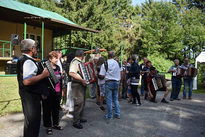 Diváci i účinkující se na setkání harmonikářů a heligonkářů dokonale bavili.