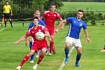 Ve třetím kole letošního ročníku krajského přeboru si fotbalisté Nové Vsi (v modrých dresech) a HFK Třebíč (v červeném) body po remíze 2:2 rozdělili.