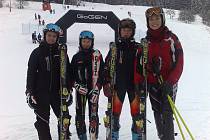  Veronika Čamková (druhá zleva) dosáhla v Beskydách životního úspěchu. Mladičká lyžařka zde vyhrála mistrovství republiky v kategorii mladší žákyně. 