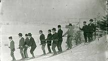 SPOLEČNÉ LYŽOVÁNÍ.  Na počátku 20. století na novoměstské zasněžené pláně mířili milovníci lyžařského umění nejen z blízka, ale i z míst vzdálenějších.