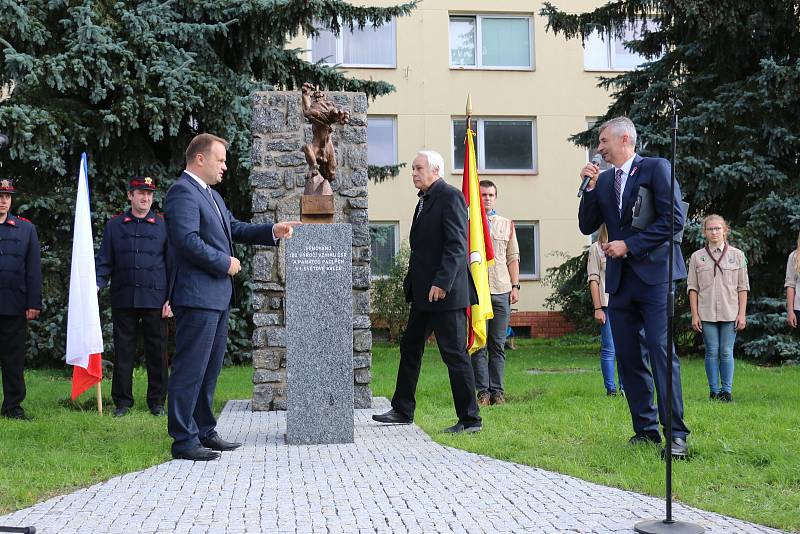 Slavnostního odhalení plastiky Lva od Vincence Makovského coby připomínky stého výročí vzniku Československé republiky se zúčastnily více než dvě stovky lidí.