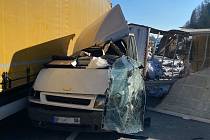 Dopravní nehoda nákladního auta s dodávkou zkomplikovala provoz na dálnici.
