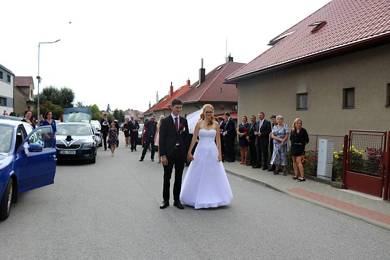 Dobrovolní hasiči se vždy ve svůj svatební den musí podrobit zkoušce. Nejinak to bylo i v případě novomanželů Ondráčkových.