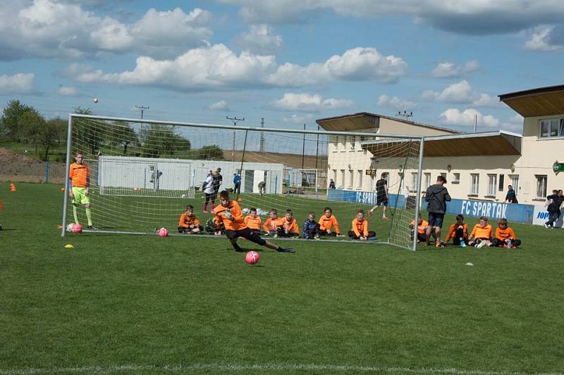 Bezmála devadesát mladých fotbalových gólmanů se před týdnem utkalo ve Velké Bíteši na akci Just 4 Keepers.