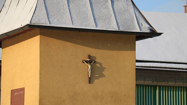 FOTO: V sazomínské zvoničce hlásí poledne zvon ze Ždasu, dostali ho darem