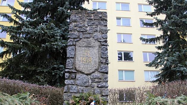 Památník v Novém Městě na Moravě už potřetí změní podobu. Původní mohyla byla nahrazena současným tvarem. Ten bude v příštím roce doplněn sochou Lva z dílny novoměstského umělce Vincence Makovského. 