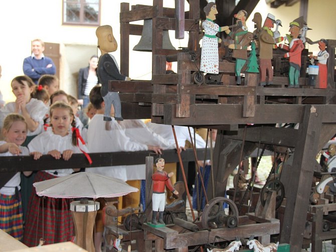 Děti ze žďárského folklorního souboru Kamínek tanci a písněmi pomohly otevřít letošní  turistickou sezonu v novoměstském Horáckém muzeu. 