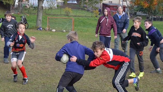 Krásu ragby si na hřišti v Maršovicích užívají všechny věkové kategorie.